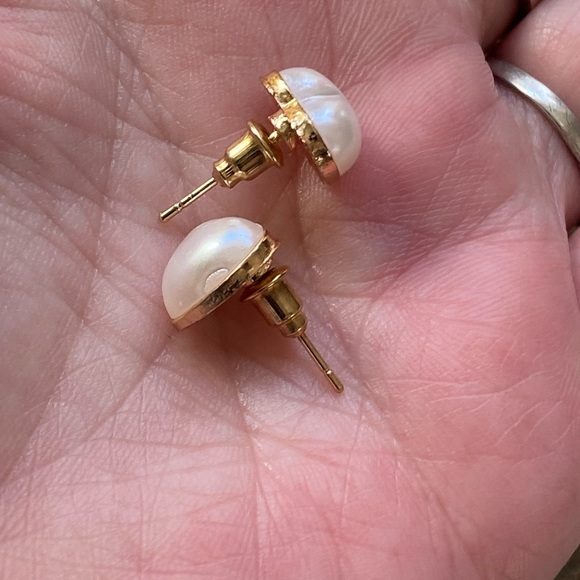 ๐Sale ๐2 for $10 NWOT pearl look hearts in gold (color) setting post earrings - Picture 5 of 5